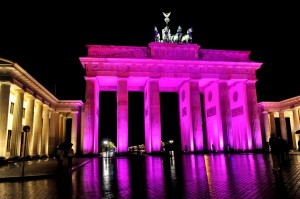 Germany_Brandenburg_Gate_ELC_BCA_Campaign1Estee Lauder Companies Kampagne Bewusstsein für Brustkrebs