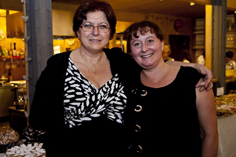 Fabrizia Bergamini Curti (rechts) mit Lucilla Alessandrini bei unserem Benefiz-Abend Buon Natale