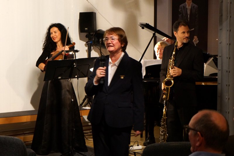 Anne Turre, Präsidentin des Inner Wheel-Club Leipzig, eröffnet das Benefiz-Konzert